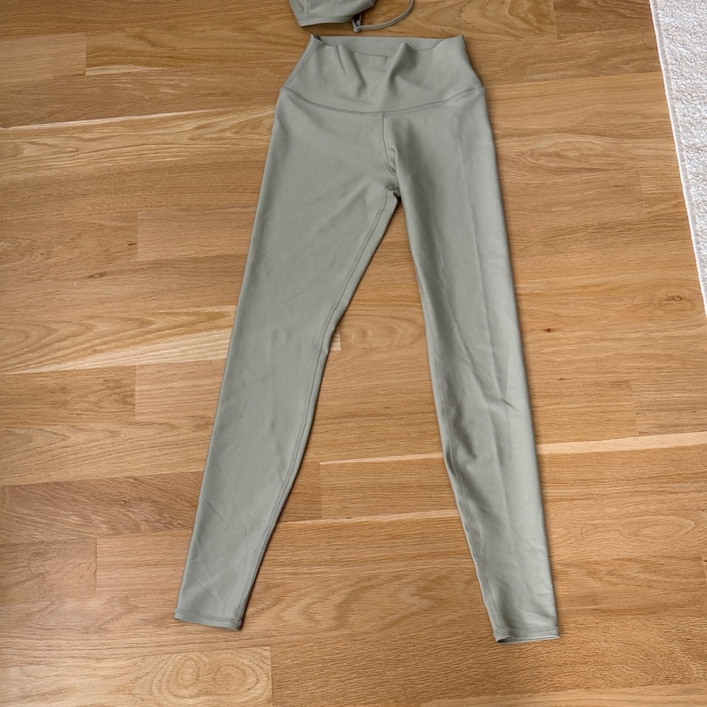 Alo limestone Green airlift Set - Sports Bra & Leggings XS - Picture 8 of 9